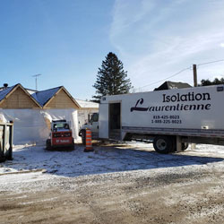 Réalisation d'isolation à la cellulose soufflée et injectée dans les Laurentides